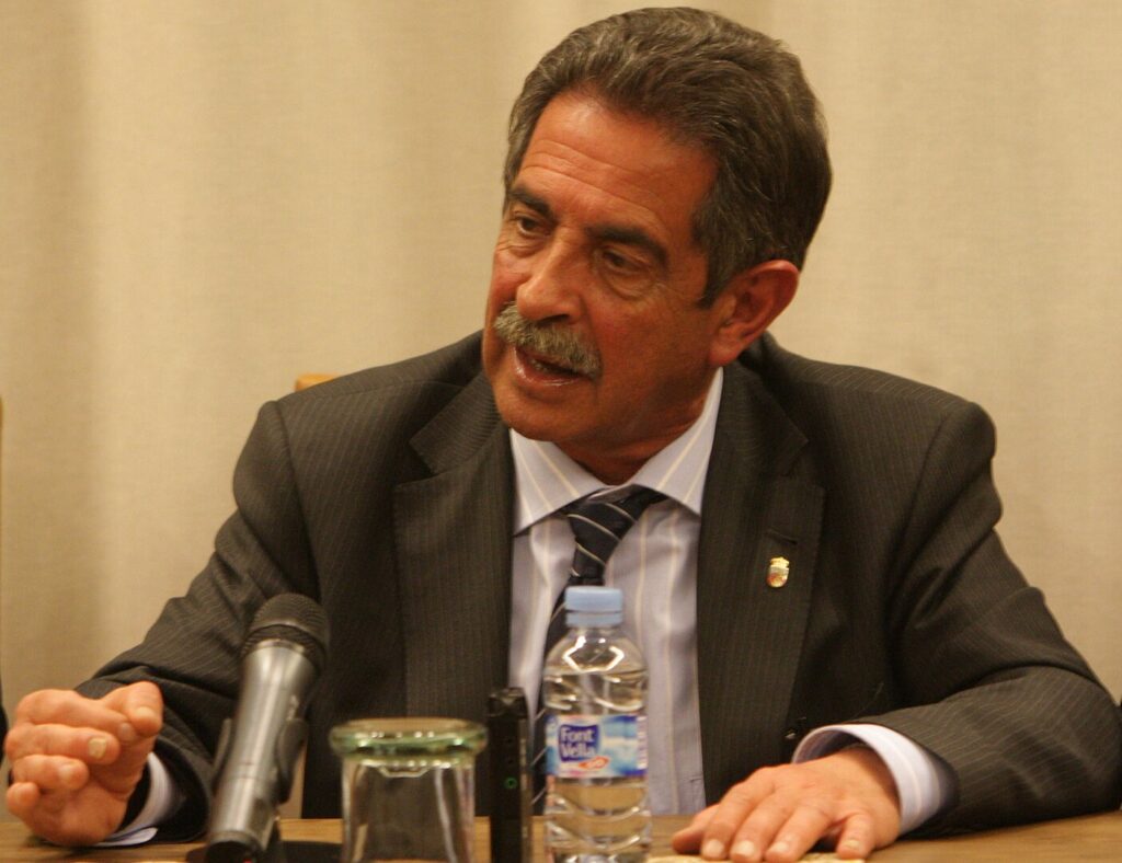 Miguel Ángel Revilla explica por qué la economía crece, pero no se refleja en tu bolsillo 2 miguel angel revilla 2011 wikipedia