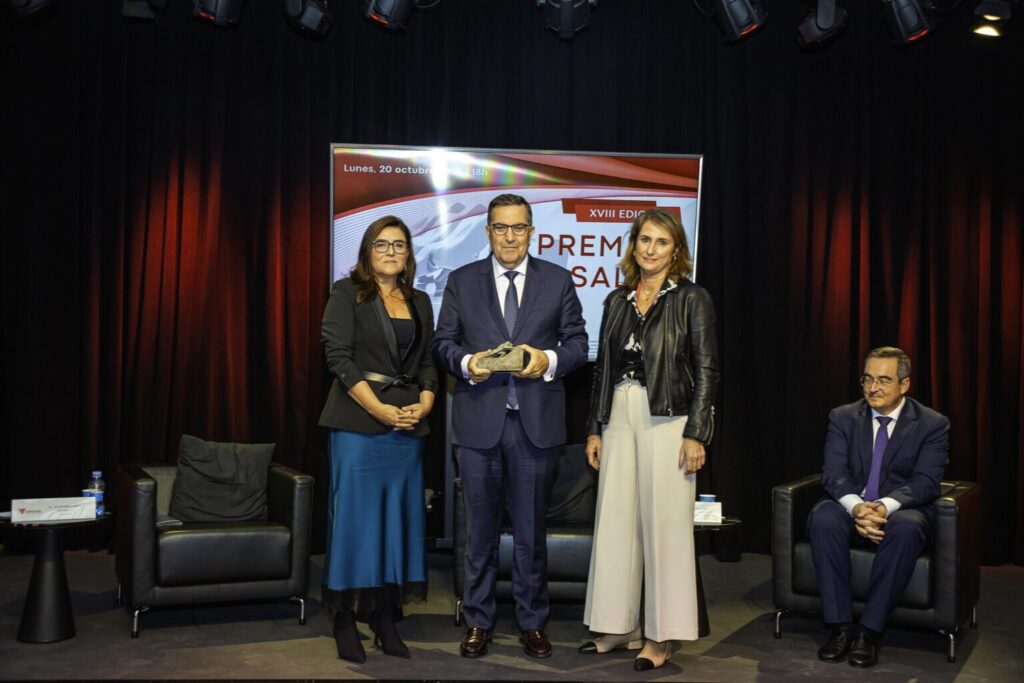 Reconocimiento a Carlos de la Higuera: Un Pionero en la Economía Social Madrileña en los XVIII Premios ASALMA 2025 1 Reconocimiento a Carlos de la Higuera, presidente de honor de FECOMA y alma de la economía social madrileña, en los XVIII Premios ASALMA 2025